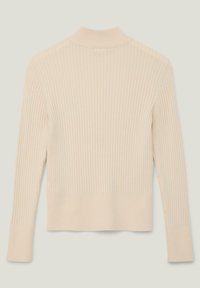 Pull en maille côtelée couleur beige clair avec un col haut. Il présente des manches longues et une taille ajustée, fabriqué dans un matériau doux et texturé.
