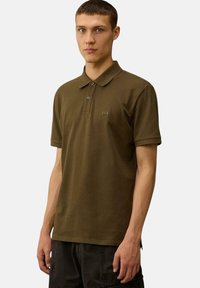 Polo shirt verde oliva in cotone misto, con collo classico, patta con tre bottoni e piccolo logo sul petto. Maniche corte.