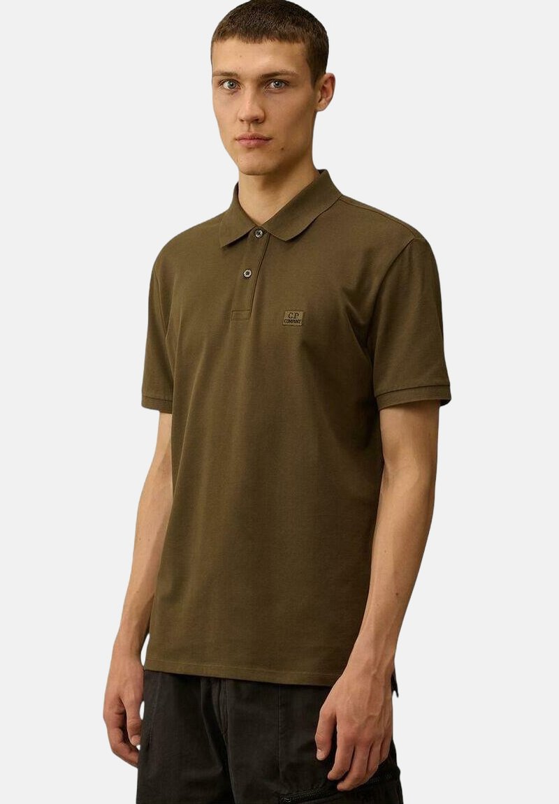 Polo shirt verde oliva in cotone misto, con collo classico, patta con tre bottoni e piccolo logo sul petto. Maniche corte.