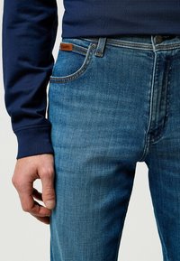 Wrangler TEXAS - Vaqueros rectos - rouge