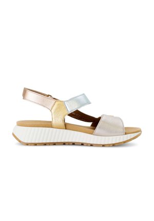 Dames sandaal met open teen, metallic gouden en zilveren bandjes, gevoerde beige binnenzool, witte geribbelde zool en verstelbare enkelband.