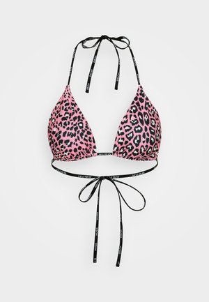 Bikini-Oberteil mit pinkem Leopardenmuster, dreieckigen Cups, schwarzen Bändern und einem Markenriemen. Glatter Stoff, geeignet für Strandbekleidung.