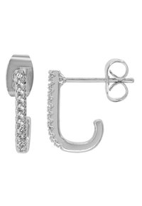 Orecchini a cerchio in argento con un design curvo. Uno presenta una fila di cristalli trasparenti lungo il suo bordo, mentre l'altro ha una forma a 'C' intagliata.