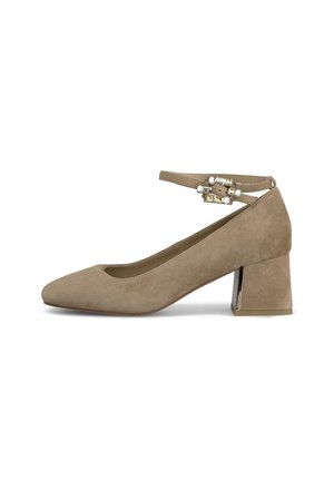 Scarpa con tacco alto in suede beige con punta affusolata, cinturino alla caviglia con dettaglio di cristallo e tacco a blocco con particolare metallizzato.