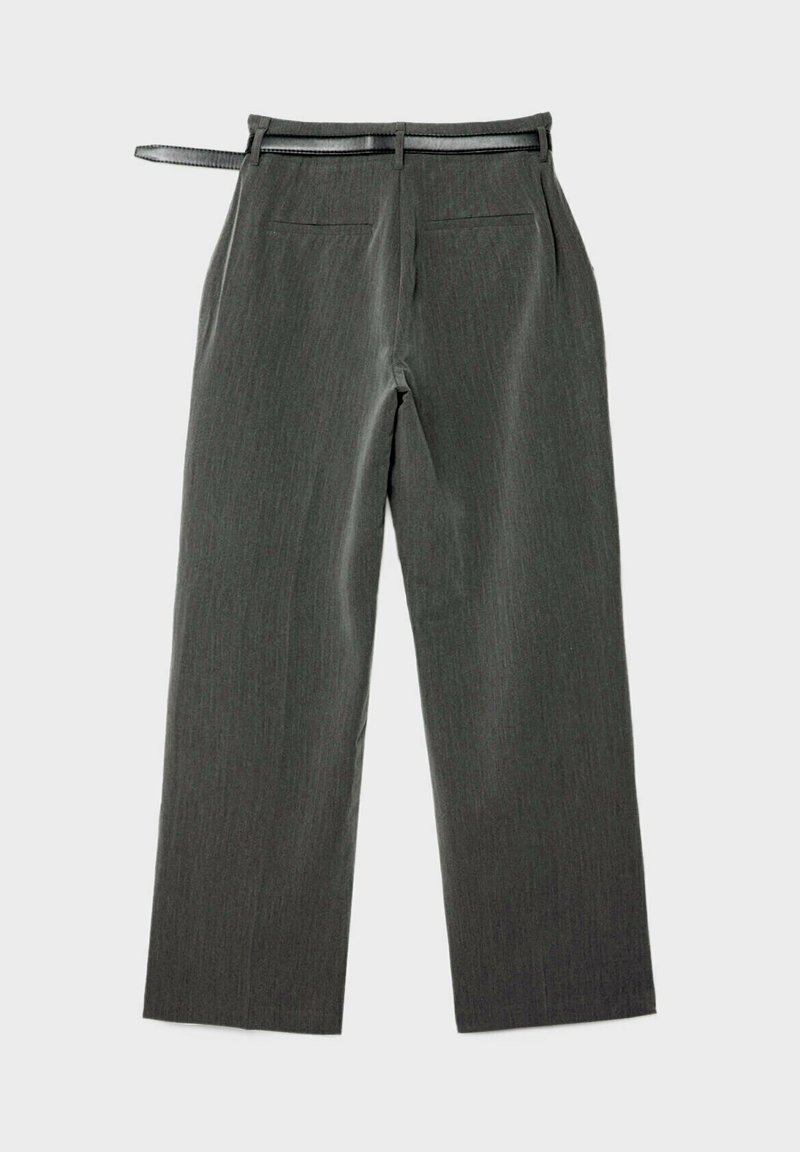 Pantalons larges gris texturés avec taille haute et ceinture amovible, comportant deux poches arrière et des coutures ajustées.