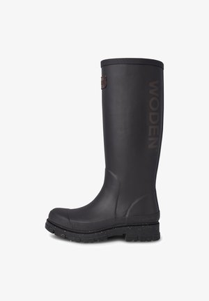 Hoge zwarte rubberen laars met een gestructureerde afwerking, WODEN-logo op de zijkant en een versterkte zool met gesprenkelde accenten.