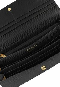Portefeuille noir texturé avec un compartiment zippé et plusieurs emplacements pour cartes. Accents en métal doré avec le logo de la marque embossé à l'intérieur.