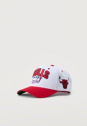 Λευκό και κόκκινο καπέλο μπέιζμπολ Chicago Bulls με κεντημένο λογότυπο και μπαλώμα NBA Playoffs στο μπροστινό μέρος και έμβλημα ταύρου στο πλάι.