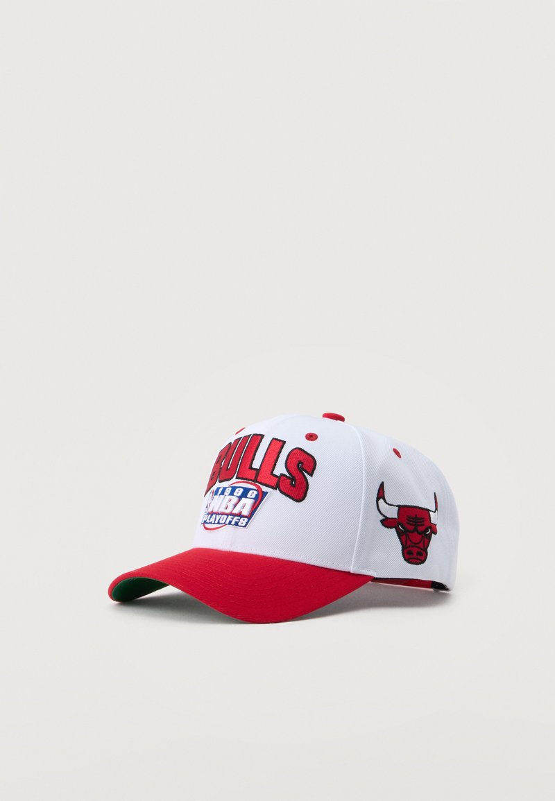 Λευκό και κόκκινο καπέλο μπέιζμπολ Chicago Bulls με κεντημένο λογότυπο και μπαλώμα NBA Playoffs στο μπροστινό μέρος και έμβλημα ταύρου στο πλάι.