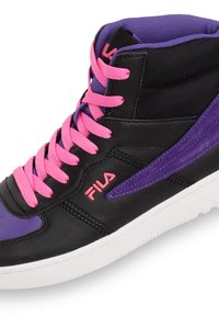 Svarta hög-top sneakers med lila detaljer och rosa snören. Har en texturerad yta och en vit gummisula. Fila-logotyp synlig.
