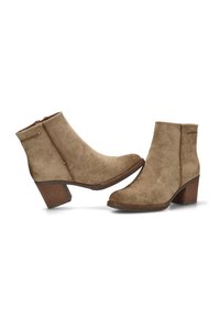 Botas de ante hasta el tobillo en marrón claro con punta redonda, cremallera lateral y tacón de madera apilada. Los detalles de costura realzan el diseño.