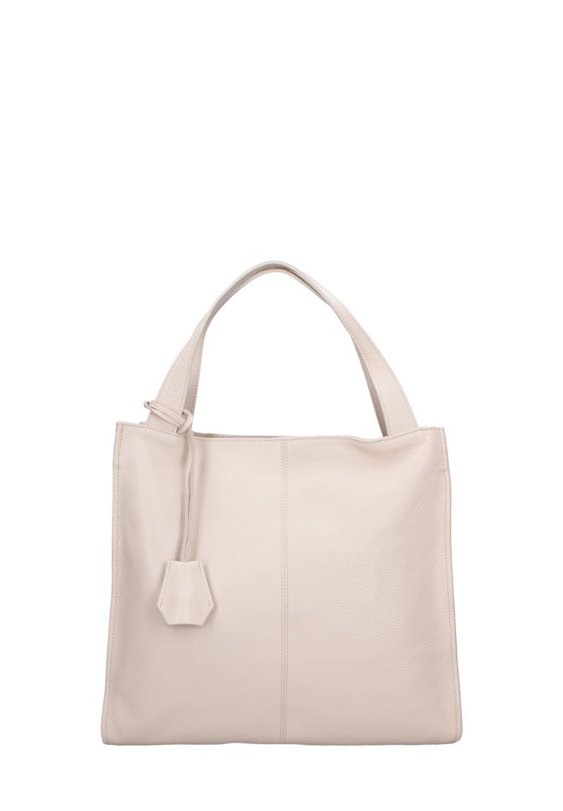 Sac cabas en cuir crème avec une texture lisse, une forme plate et deux poignées. Dispose d'un charm géométrique attaché sur le côté.