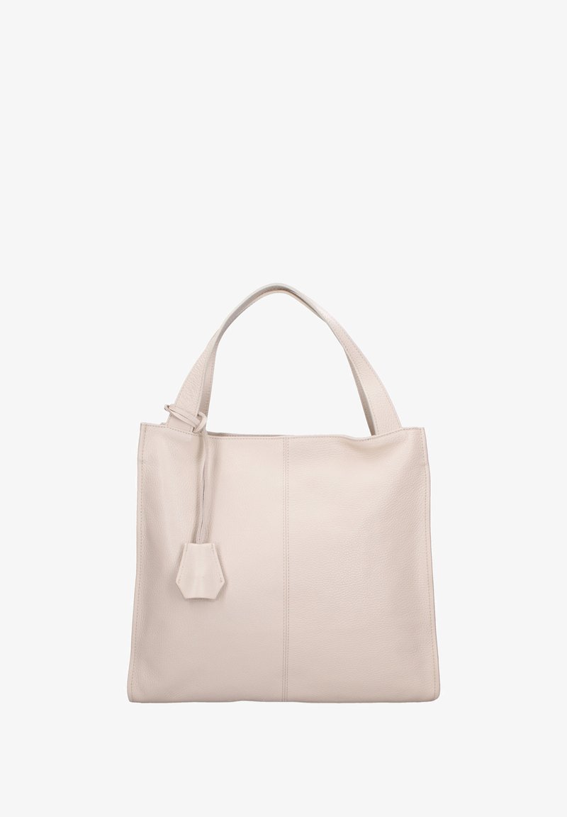 Sac cabas en cuir crème avec une texture lisse, une forme plate et deux poignées. Dispose d'un charm géométrique attaché sur le côté.