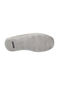 Semelle de chaussure avec un design en caoutchouc texturé à motifs ondulés. Couleur blanc cassé avec une étiquette de logo noire près du talon.