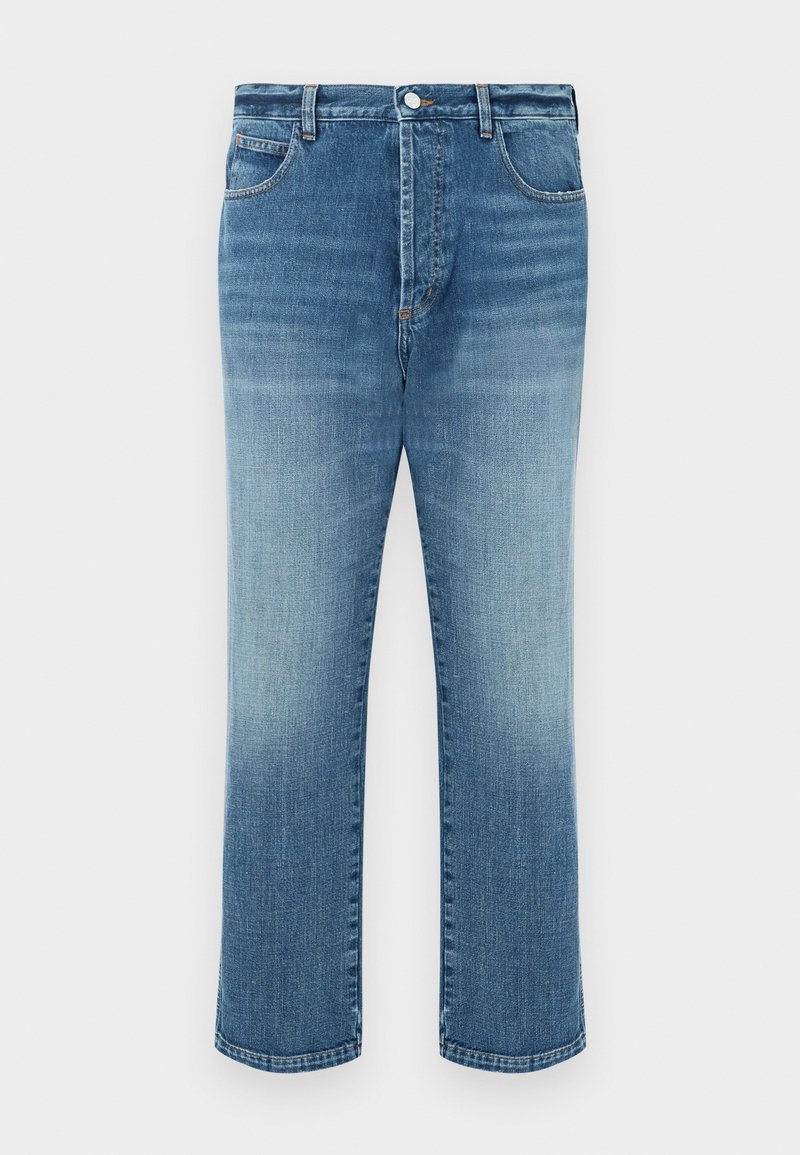 Jean en denim bleu clair à coupe droite, avec une braguette à boutons, cinq poches, et des effets de délavage subtils sur les jambes.