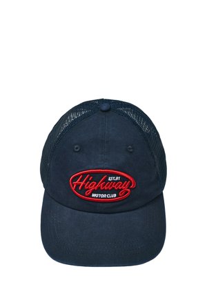 Mørkeblå mesh trucker-kasket med rød broderet patch med teksten "Highway Motor Club EST. 91" på frontpanelet.