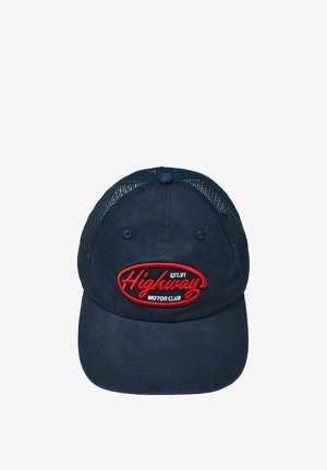 Mørkeblå mesh trucker-kasket med rød broderet patch med teksten "Highway Motor Club EST. 91" på frontpanelet.