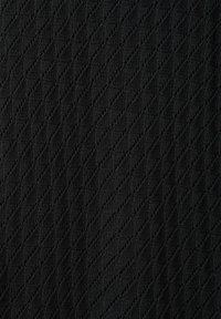 Tissu noir avec un motif tricoté en losanges diagonaux comprenant de petits trous ajourés sur toute la texture.
