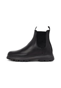 Botas Chelsea de cuero negro con paneles laterales elásticos, suela de goma texturizada, lengüetas en el talón y un diseño elegante para un uso fácil.