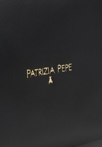 Černá kožená kabelka s vyraženým zlatým logem "PATRIZIA PEPE" a malým akcentovým emblémem pod ním. Hladký povrch.