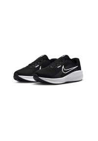 Zapatillas deportivas negras con parte superior texturizada, logo de swoosh blanco, puntera redonda y suela de goma. Diseño ligero con cordones y suela acolchada.