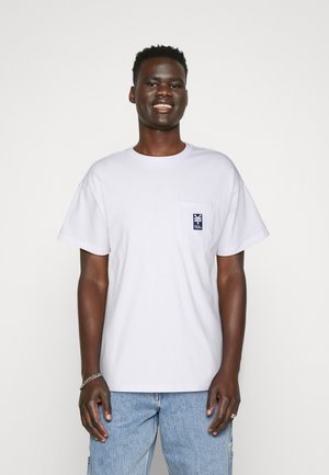 INITIAL POCKET TEE UNISEX - Jednoduché tričko - white