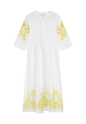 Witte katoenen jurk met driekwart mouwen, voorzien van levendige gele bloemenborduursels op de mouwen en zoom, met knoopsluiting aan de voorkant.
