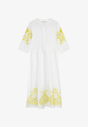 Witte katoenen jurk met driekwart mouwen, voorzien van levendige gele bloemenborduursels op de mouwen en zoom, met knoopsluiting aan de voorkant.