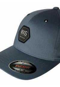 Szara czapka bejsbolowa z teksturowanej tkaniny. Posiada czarną heksagonalną łatę z logo oraz metkę marki na daszku. Design Flexfit.