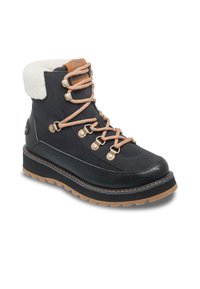 Zwarte enkelboot met een zachte witte kraag, leren zijkanten met textuur, oranje veters, metalen ogen en een chunky rubberen zool met tractiepatronen.