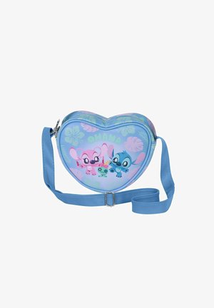 Bolso bandolera en forma de corazón hecho de material sintético azul. Presenta dibujos de personajes de dibujos animados y patrones tropicales, con una correa ajustable.