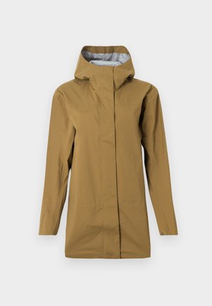 Imperméable long couleur tan avec capuche, fermeture éclair frontale recouverte par un rabat, et manches longues, présenté à plat sur un fond blanc.