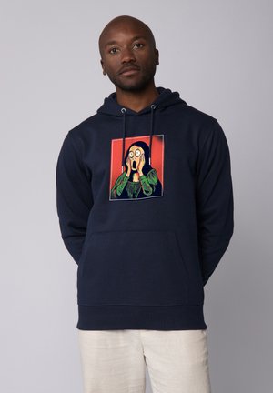 Marineblauwe hoodie met een afbeelding van een persoon met een geschokte uitdrukking op een rode achtergrond. Zachte stof, kangoeroezak, verstelbare trekkoord.