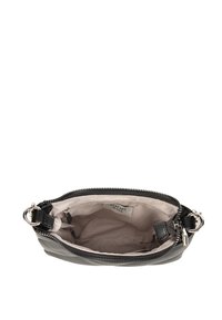 Borsa a tracolla in pelle nera con chiusura a zip, texture liscia e un interno di colore chiaro. Include una piccola tasca interna e dettagli in metallo.
