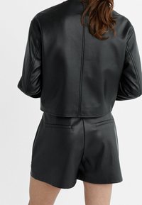 Stradivarius Jacka i konstläder - black