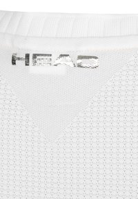 Camisa atlética blanca con una fina textura de malla, logo reflectante de "HEAD" y un sutil patrón triangular sobre el logo en la parte posterior.