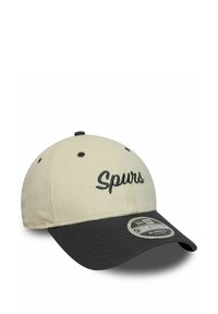 Die Kappe hat eine kordelartige, beigefarbene Krone, einen schwarzen Schirm und ein gesticktes "Spurs"-Logo in Marineblau. Enthält das klassische New Era-Branding auf dem Schirm.
