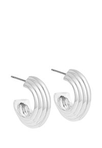 Silverhänge i form av ringar med ribbat mönster. Böjd form med en slät, blank yta. Öppen baksida för enkel användning.