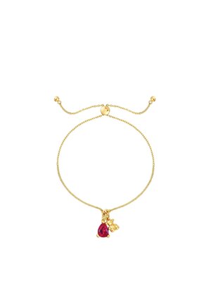 Pulsera de cadena de oro con un colgante de gema roja en forma de lágrima y un acento floral, con un cierre deslizante ajustable.