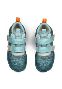 Scarpe per bambini turchesi con tessuto testurizzato, dettagli arancioni, doppie strap in velcro e colletto imbottito per il massimo comfort.