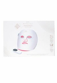 Masque facial LED blanc avec texture perforée, comportant des découpes pour les yeux et la bouche. Inclut une petite télécommande blanche.