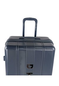 Maleta rígida en azul marino con un acabado texturizado a rayas, asa extensible y cierres dobles con cremallera. Detalles en negro para los herrajes.