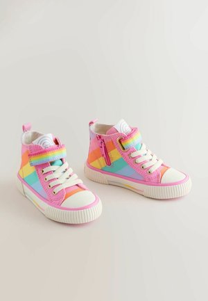 Magas szárú tornacipők rózsaszín és többszínű kockás mintával, tépőzáras pánttal, fehér fűzőkkel és gumitalppal.