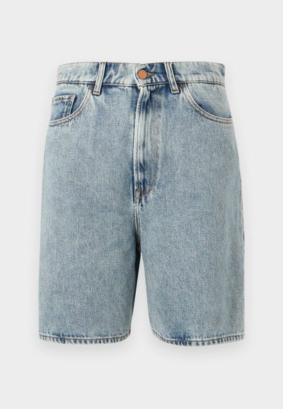 Ανοιχτό μπλε τζιν σορτς με εμπρόσθιο κουμπί, φερμουάρ, θηλιές για ζώνη και πλαϊνές και εμπρόσθιες τσέπες σε λευκό φόντο.