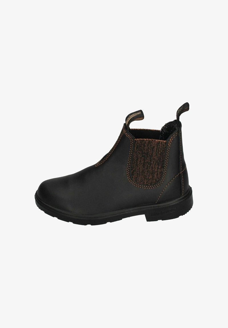 Botte de cheville en cuir noir avec des panneaux latéraux élastiques et des coutures brunes. Présente un accent en tissu texturé et deux languettes pour un enfilage facile.