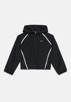 Sort Nike jakke med hætte, hvide buede striber, lynlås foran, lange ærmer og Nike-logo på venstre bryst, lagt fladt på hvid baggrund.