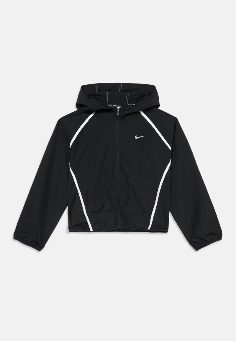Μαύρο μπουφάν Nike με κουκούλα, λευκές καμπύλες ρίγες, φερμουάρ στο μπροστινό μέρος, μακριά μανίκια και λογότυπο Nike στο αριστερό στήθος, τοποθετημένο επίπεδα σε λευκό φόντο.