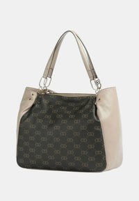 Bolso hobo con cuerpo de color verde oscuro que presenta un patrón repetido de logotipos y detalles en cuero beige claro. Doble asa y detalles en herrajes metálicos.