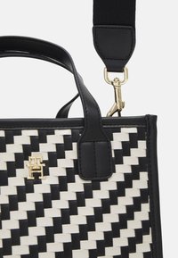 Tommy Hilfiger CITY SMALL TOTE - Rokassoma - black/calico