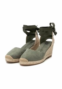 Wedges de esparto verdes de ante con tacón envuelto en yute, diseño abierto en el tobillo con lazos y puntera redondeada.